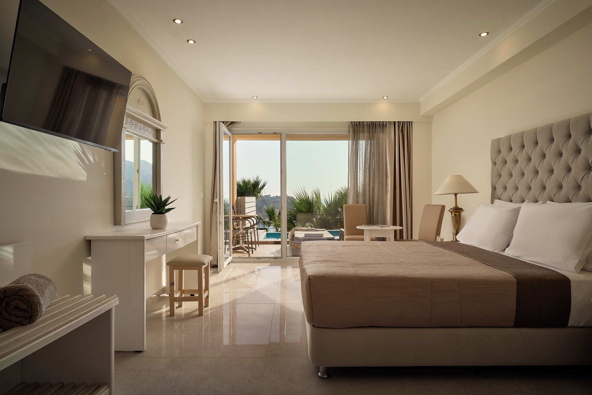 Superior with Private Pool | Brankas, meja kerja, Wi-Fi gratis, dan seprai linen