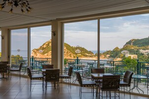 3 bares, salón en el lobby, bar en la azotea