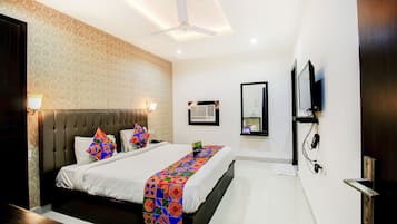 Deluxe Room | Frette Italian sheets, premium bedding, down comforters, desk