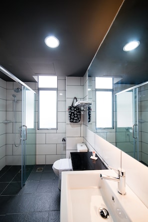 Shower, rainfall showerhead, free toiletries, hair dryer