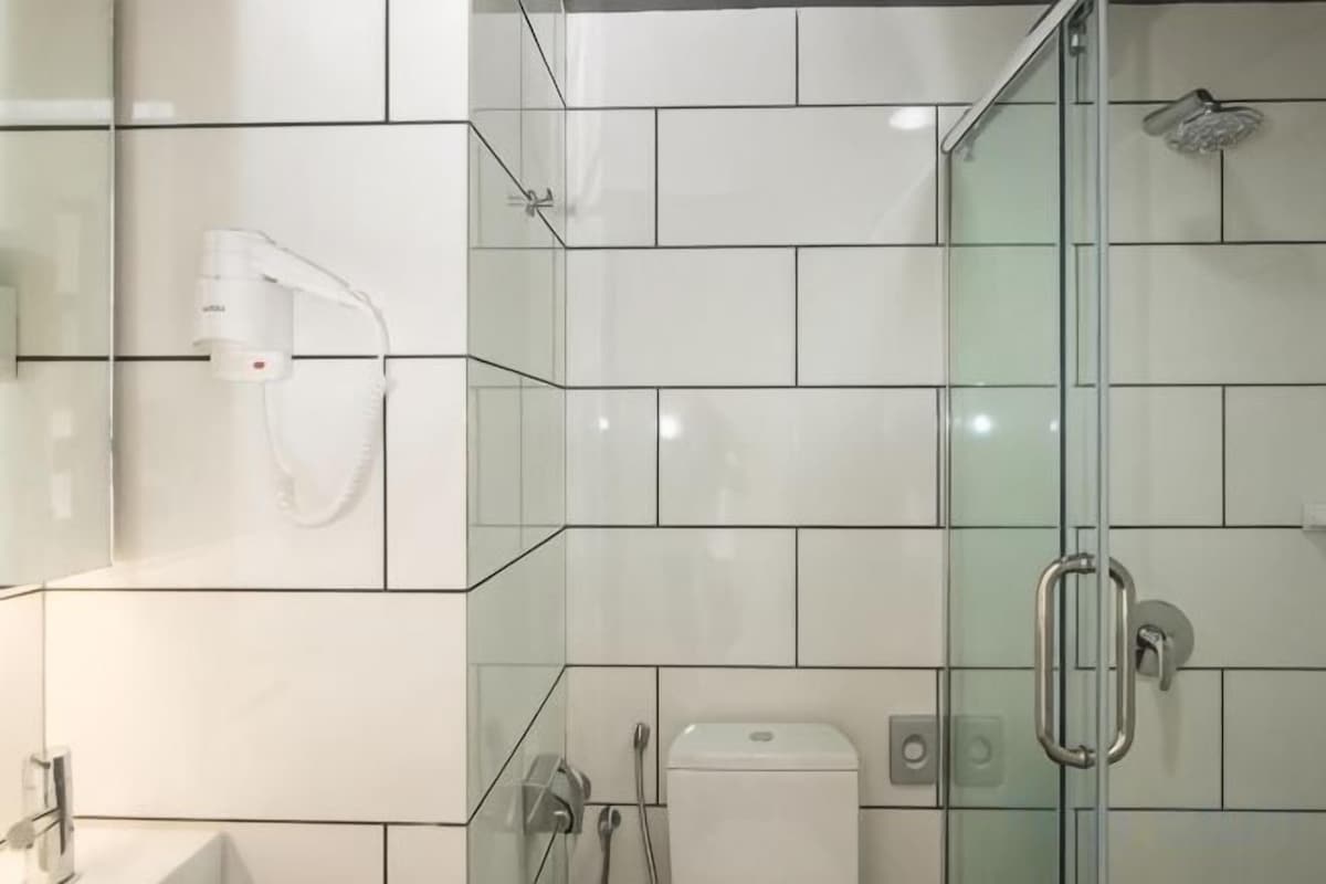 Shower, rainfall showerhead, free toiletries, hair dryer