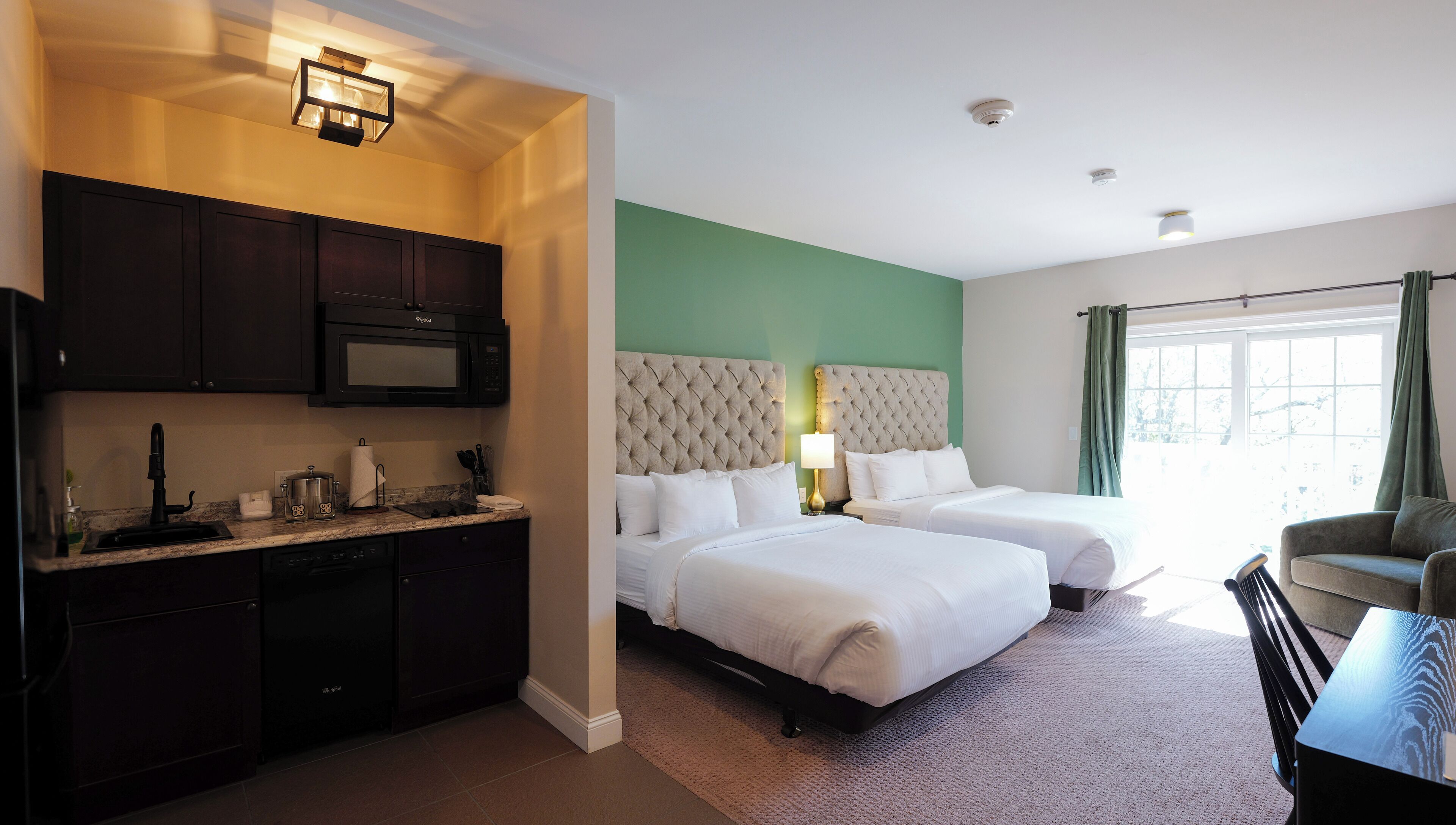 Studio, 2 queensize bedden, balkon | Luxe beddengoed, pillowtop-bedden, een kluis op de kamer