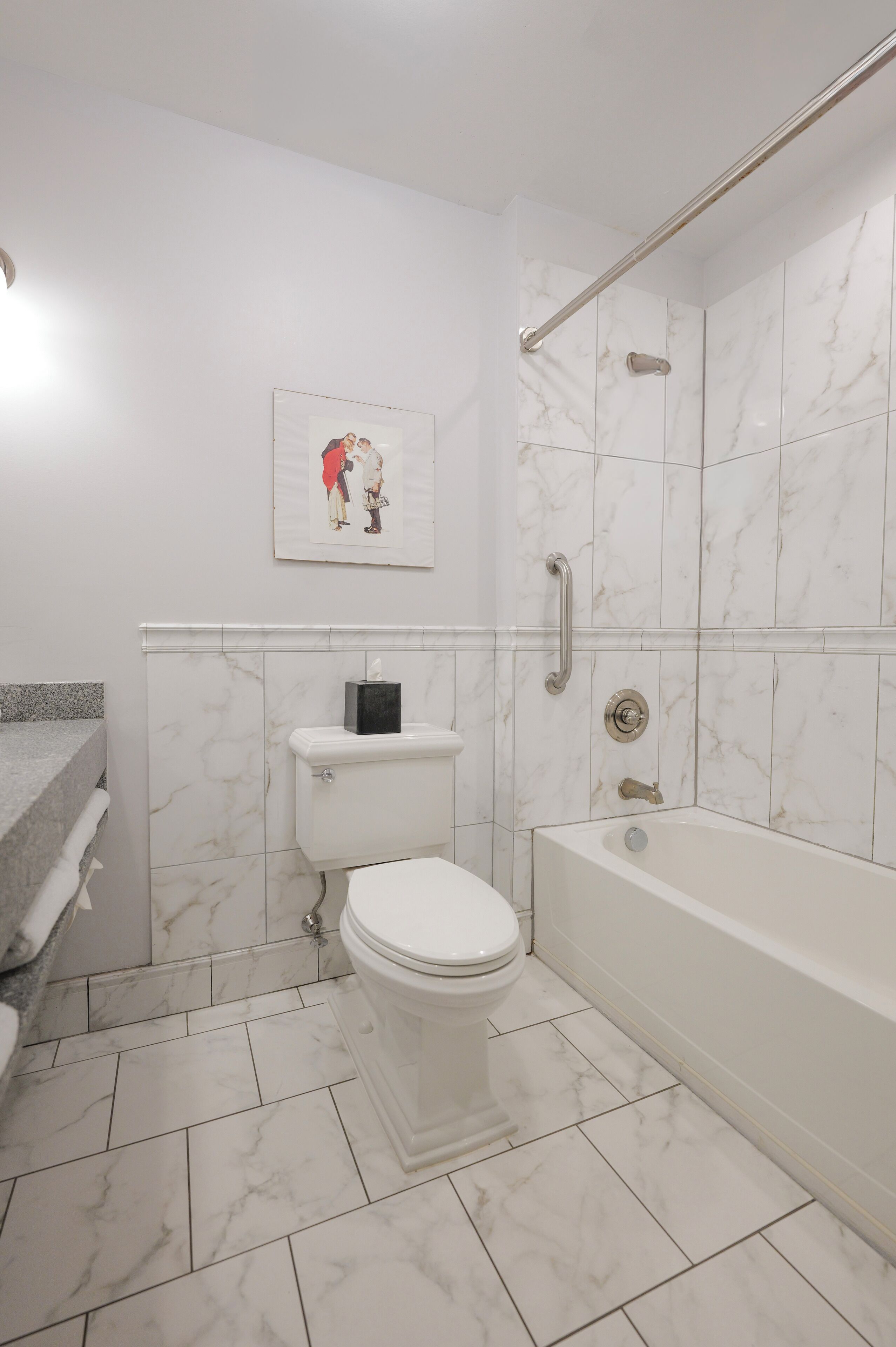 Un baño con inodoro, lavamanos y bañera.