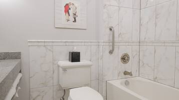 Un baño con inodoro, lavamanos y bañera.