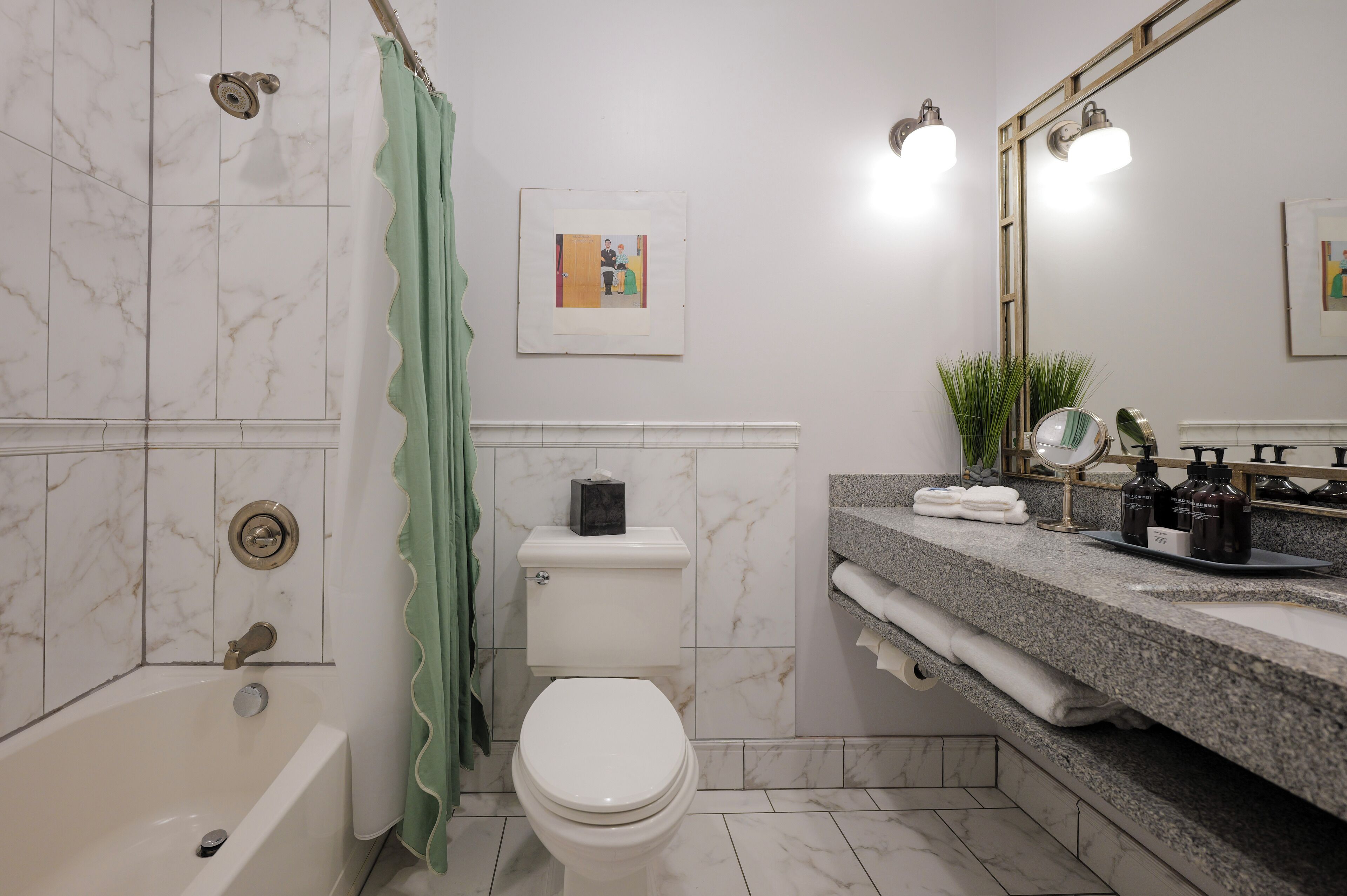 Un baño con bañera, inodoro y zona de lavamanos.