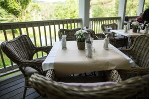 บริการอาหารเช้าและอาหารเย็น