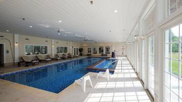 Piscine couverte, accÚs possible de 08 h 00 à 22 h 00, chaises longues