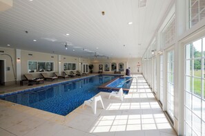 สระว่ายน้ำในร่ม เปิด 8:00 น. ถึง 22:00 น., เก้าอี้อาบแดดริมสระ