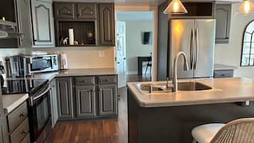 Family Apartment, 2 Bedrooms, Courtyard View | Private kitchen | Microwave