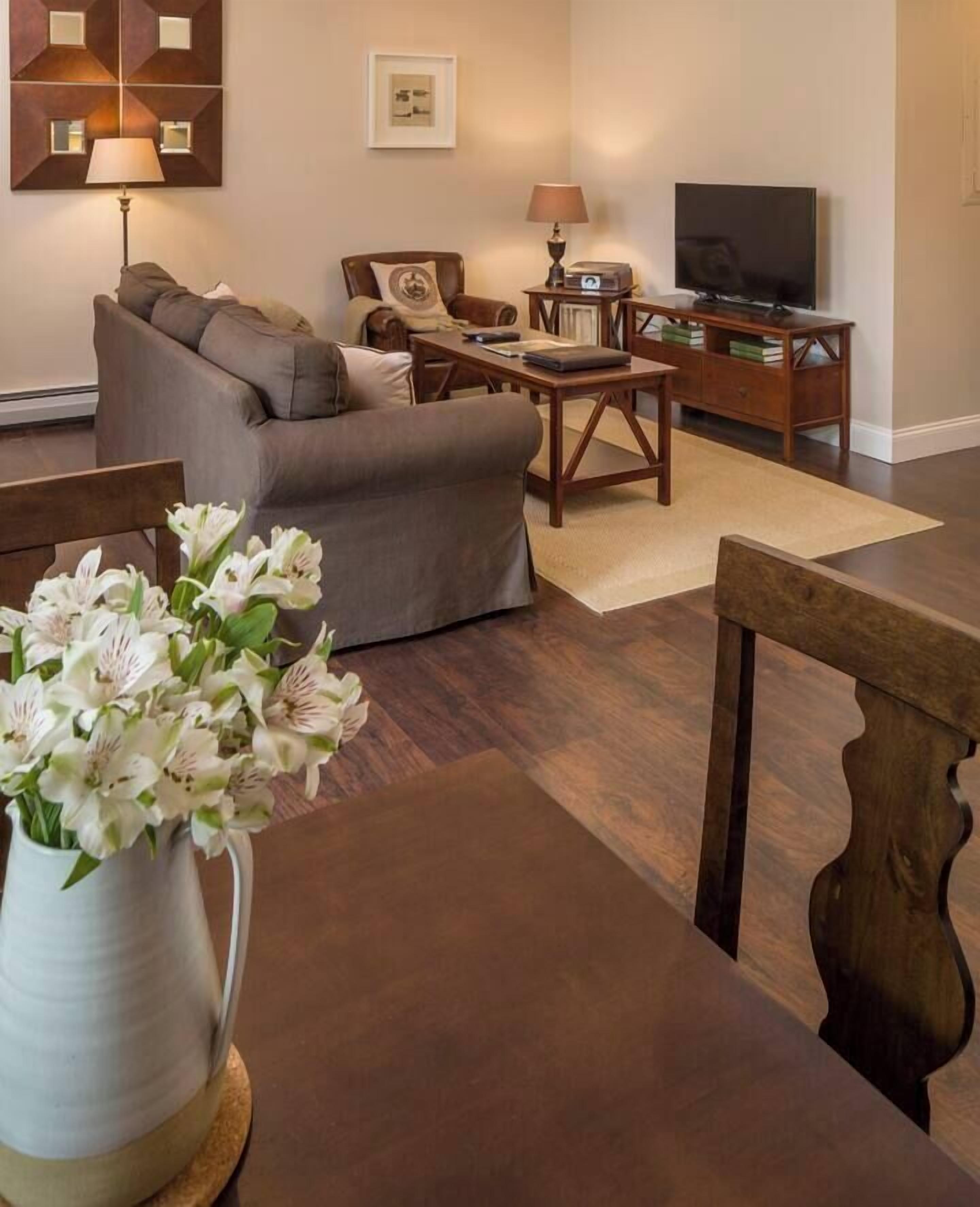 Familie appartement, 2 slaapkamers | Woonkamer | Een 40-inch lcd-televisie met kabelzenders, televisie en speelgoed