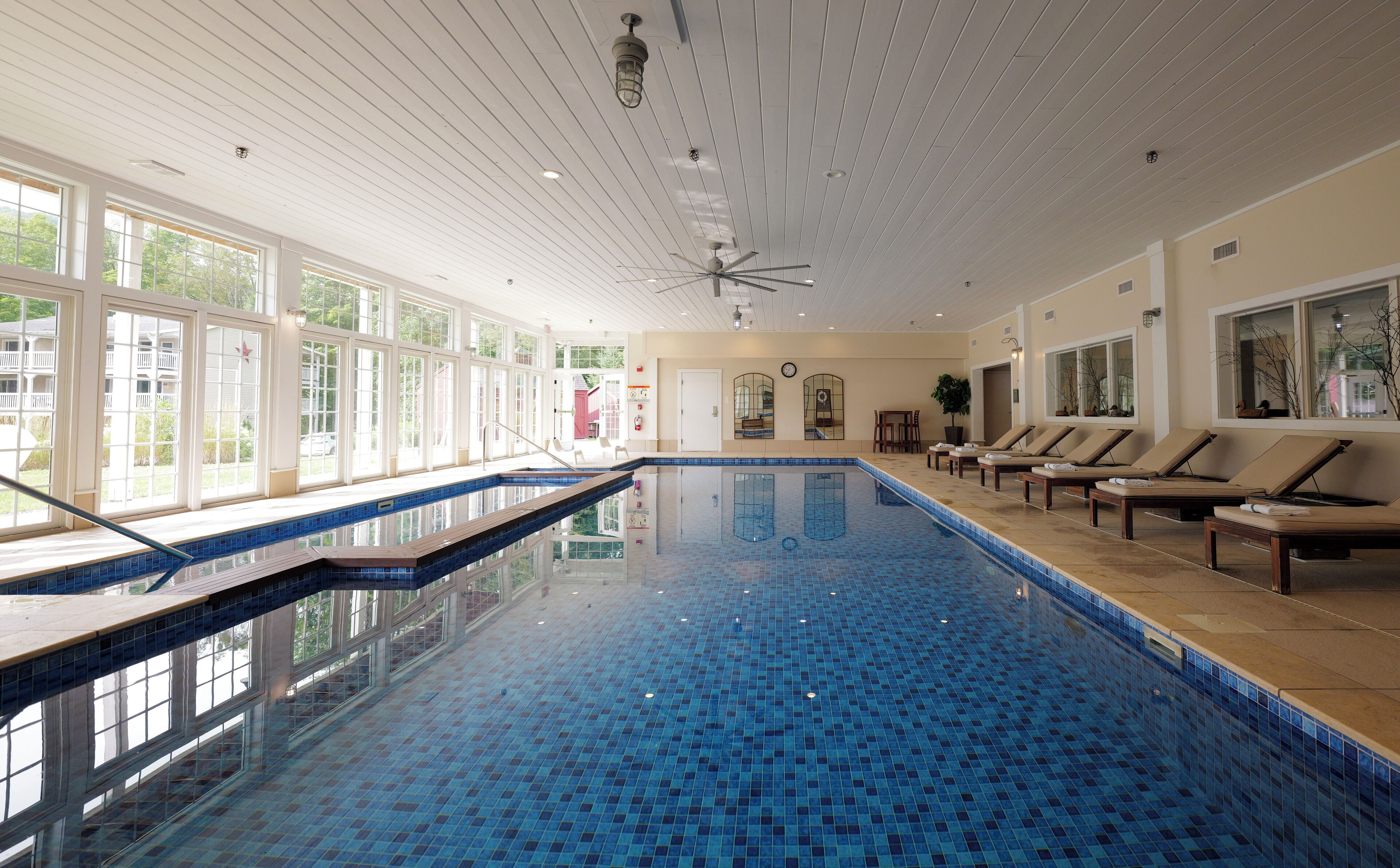 Sisäuima-allas avoinna 8.00–22.00, aurinkotuoleja