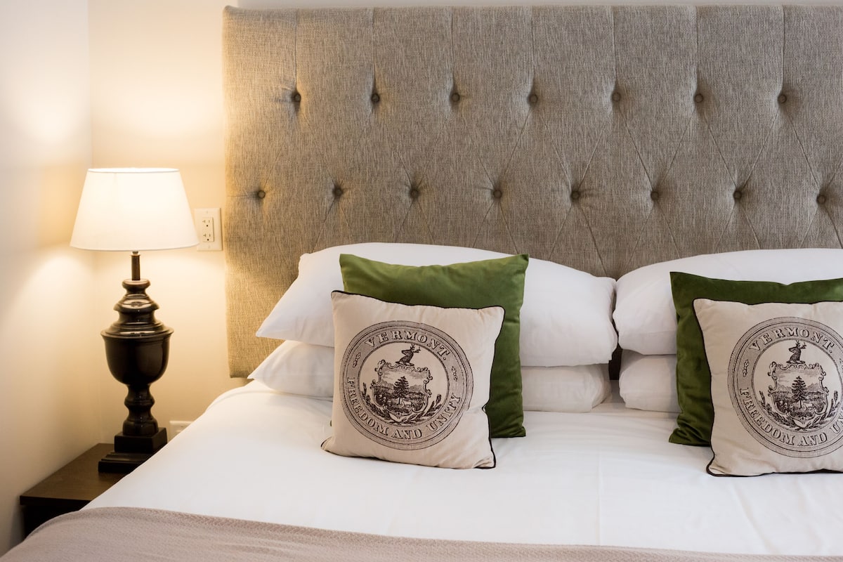 Pond Ridge King | Premium bedding, pillow-top beds, in-room safe, individually decorated