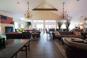 Breakfast and dinner served