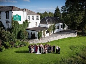 A white building with a sign reading "The Ken Bridge Hotel". - The Kenbridge Hotel (Castle Douglas)