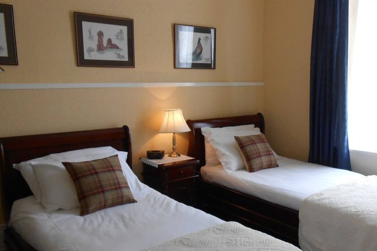 Twin Room, Ensuite | 1 bedroom, blackout drapes, WiFi (free)