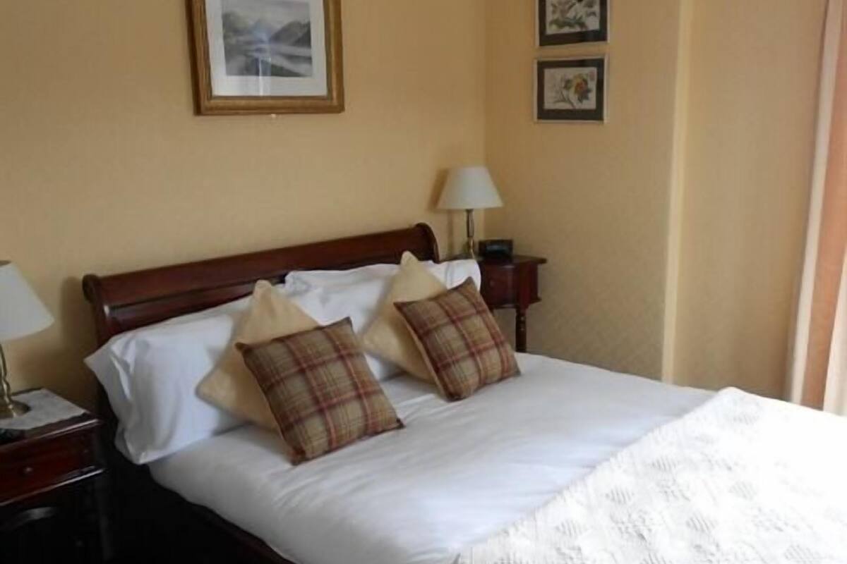 Premier Double Room, Ensuite | 1 bedroom, blackout drapes, WiFi (free)