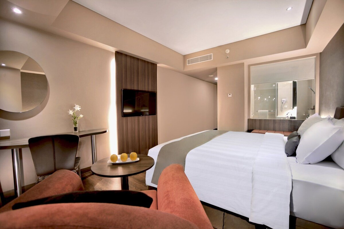 Minibar, in-room safe, desk, free WiFi