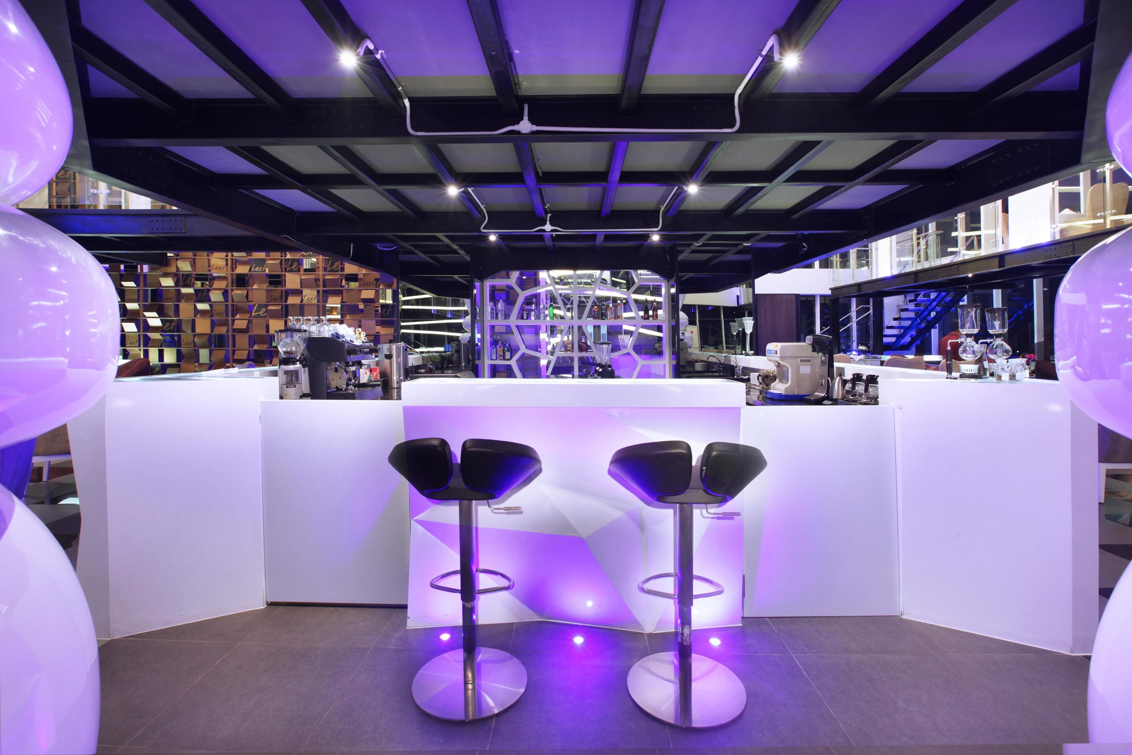 2 bars/lounges, lobby lounge, rooftop bar