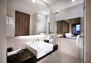 Superior kamer | Badkamer | Een douche, een regendouche, gratis toiletartikelen, pantoffels