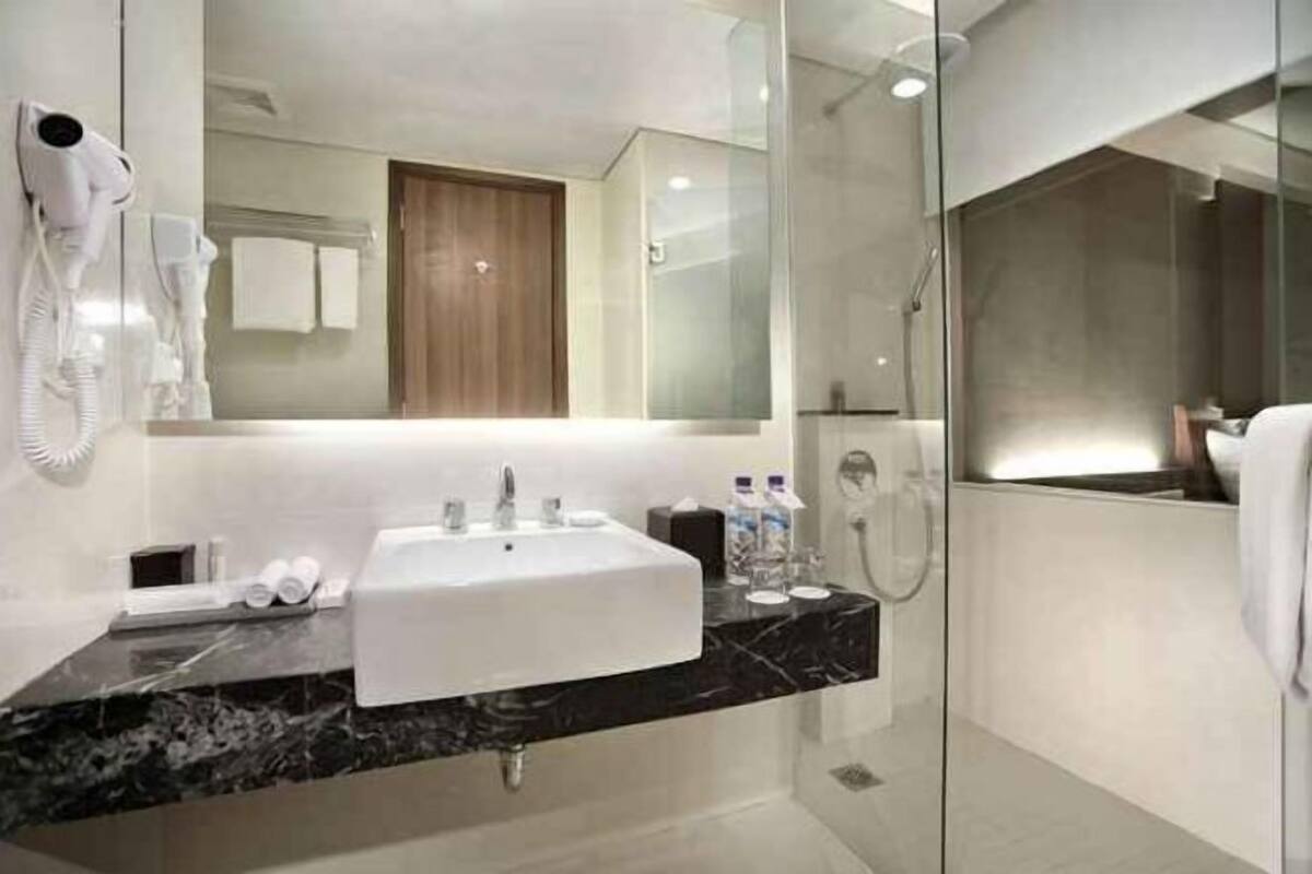 Salle de bain | Douche, douche à « effet pluie », articles de toilette gratuits