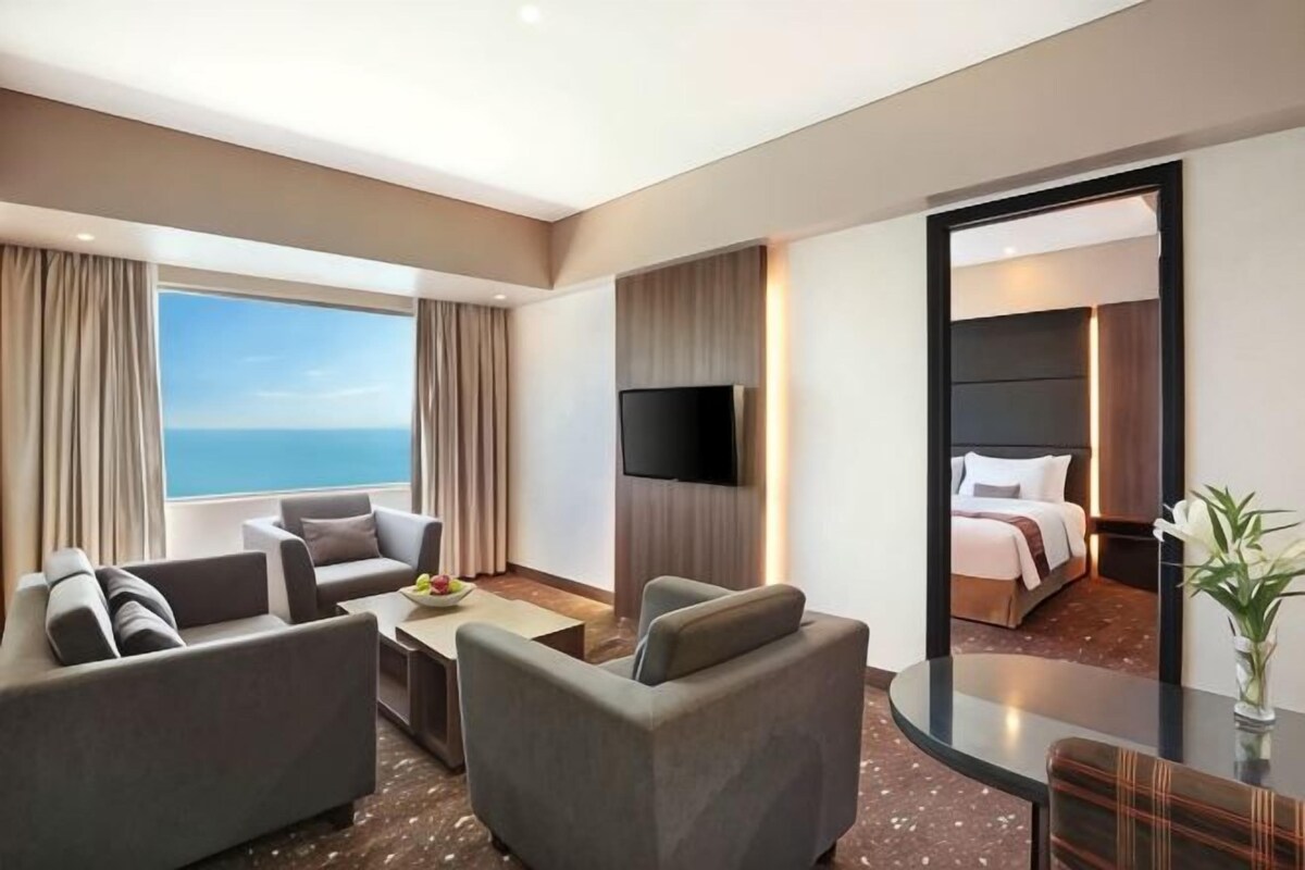 Minibar, in-room safe, desk, WiFi (free)