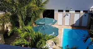 Piscine extérieure, parasols de plage, chaises longues