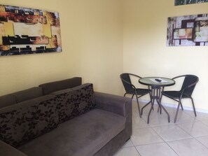 28-inch LED TV with cable channels, TV - Pousada São Paulo (Mangaratiba)