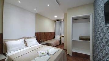 Suite Standard ( 3 pessoas ) | Minibar, individuelt dekorert, skrivebord og blendingsgardiner