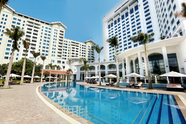 Outdoor pool, pool umbrellas, sun loungers