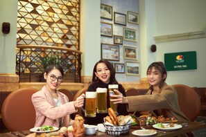 3 nhà hàng; phục vụ bữa sáng, bữa trưa và bữa tối