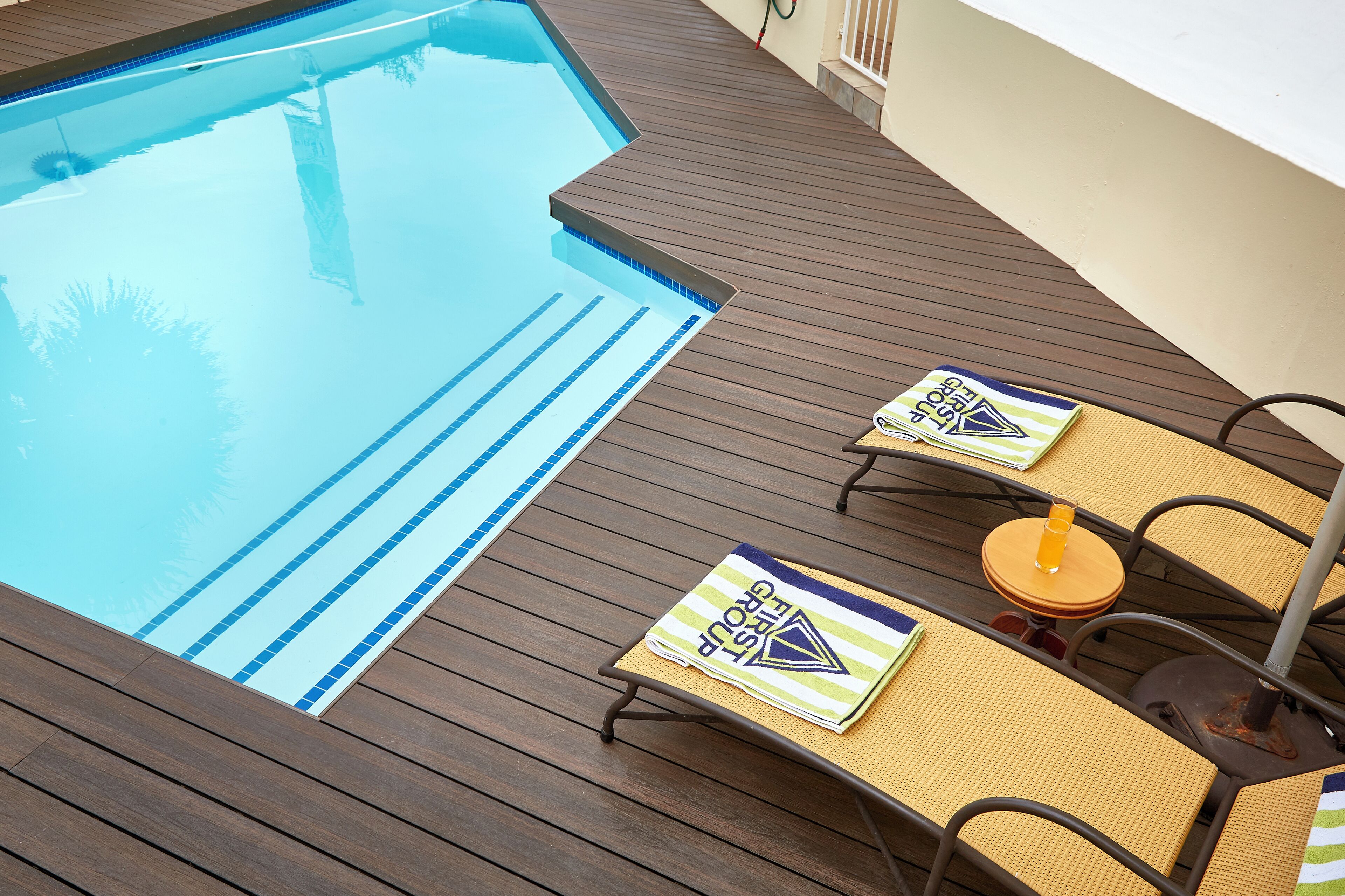 Utendørsbasseng og bassengparasoller