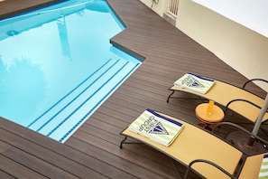 Una piscina al aire libre, sombrillas