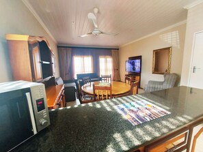 Apartment, 2 Bedrooms, Non Smoking | Dining room