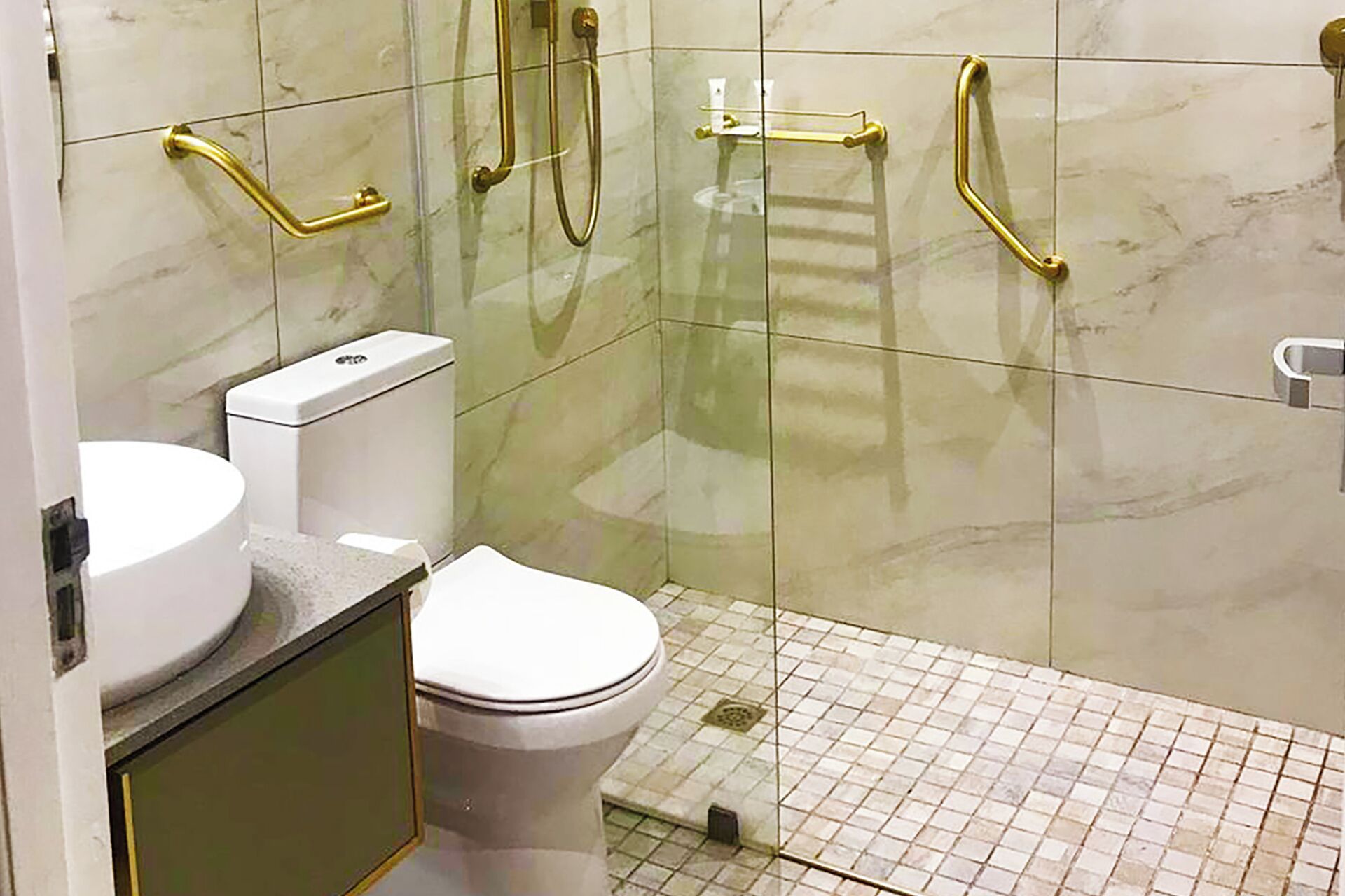 Un bagno con il water, un lavandino e una zona doccia.