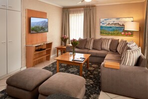 Flat-screen TV, DVD player - First Group Hastings Hall (Cape Town)