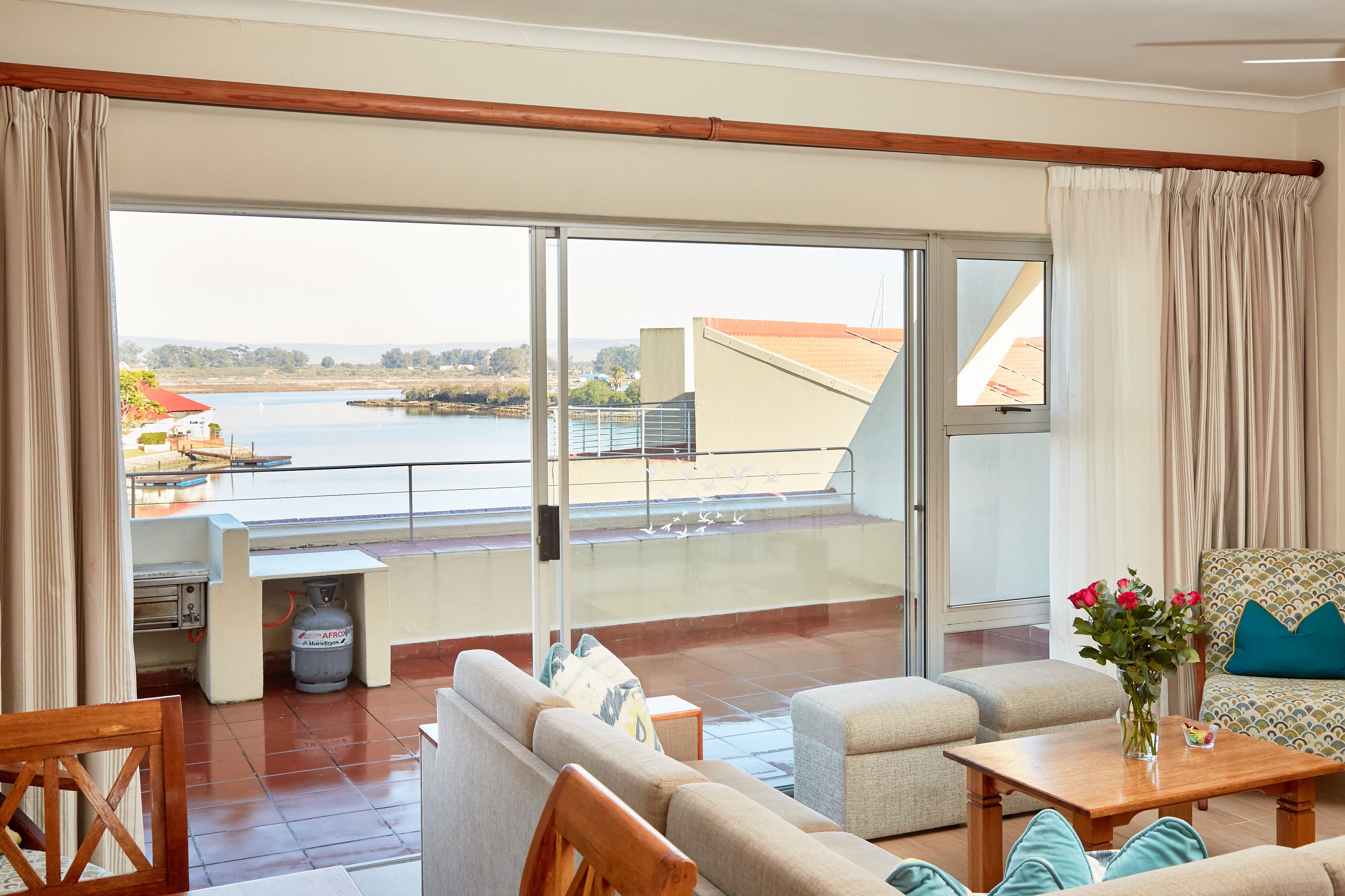 Caja de seguridad en la habitación, muebles diferentes y escritorio 