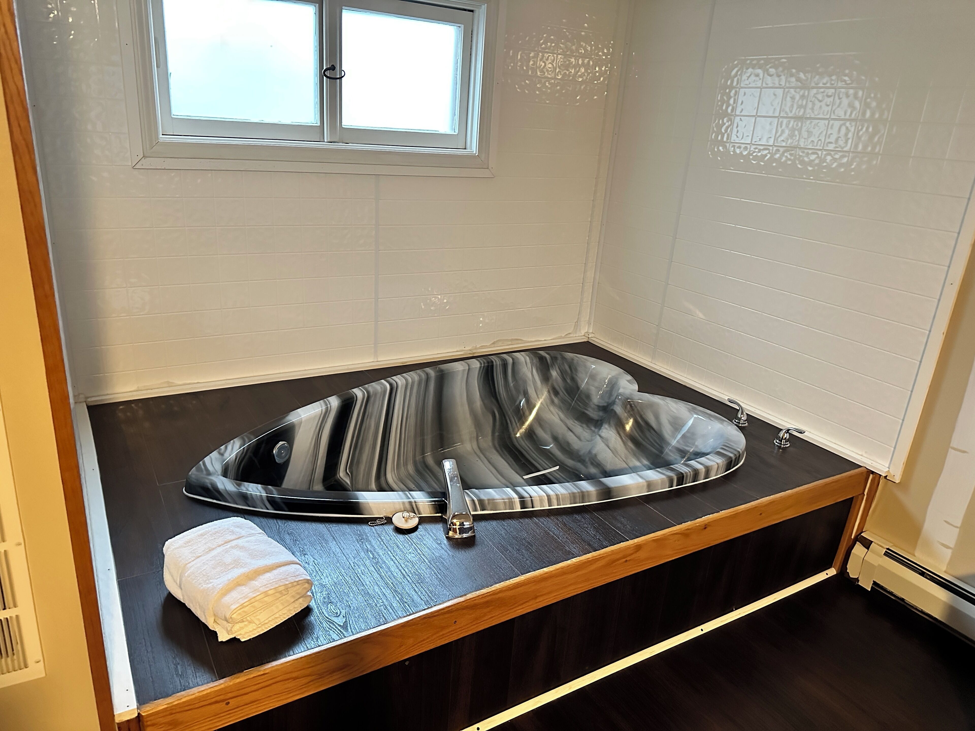 スーペリア シングルルーム キングベッド 1 台 ジェットバス (The Lodge) | アイロン / アイロン台、WiFi (無料)、ベッドシーツ