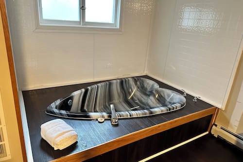 Habitación individual superior, 1 cama King size, hidromasaje (The Lodge) | Tabla de planchar con plancha, wifi gratis y ropa de cama