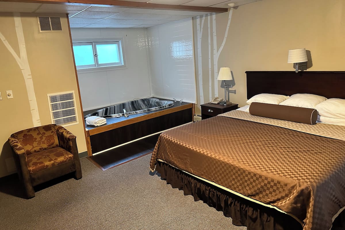 Superior eenpersoonskamer, 1 kingsize bed, bubbelbad (The Lodge) | 1 slaapkamer, een strijkplank/strijkijzer, gratis wifi, beddengoed