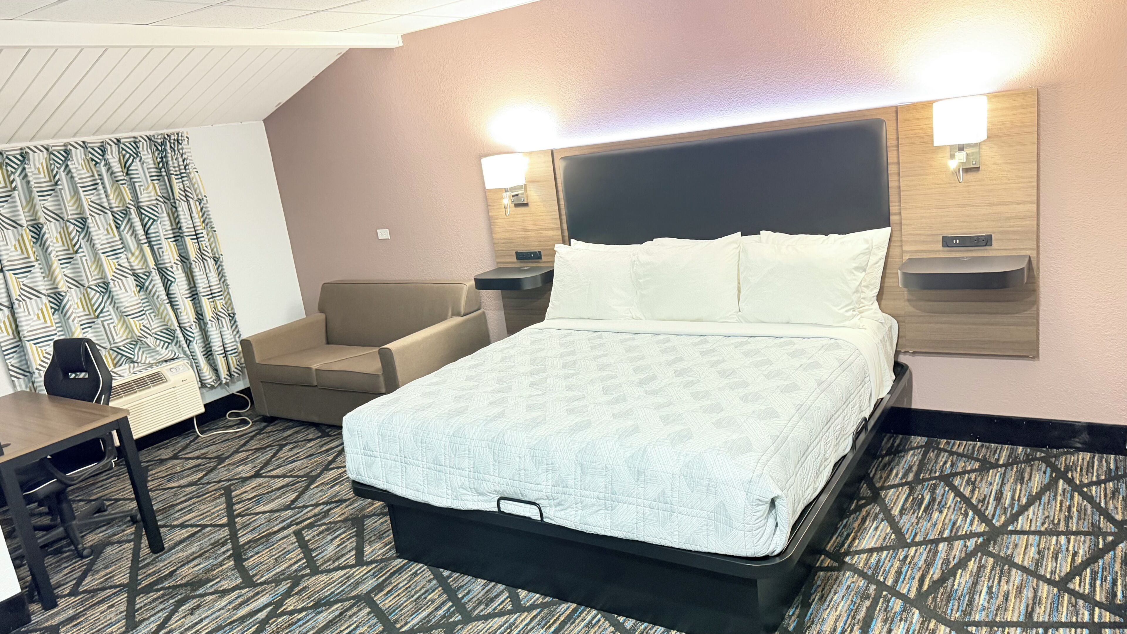 Lodge King Suite | Iron/ironing board (on request), WiFi (free), bed sheets