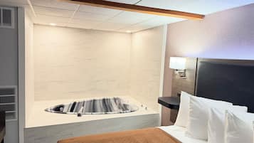 Quarto solteiro superior, 1 cama King, banheira de hidromassagem (The Lodge) | Ferros/tábuas de passar roupa, Wi-Fi de cortesia, roupa de cama