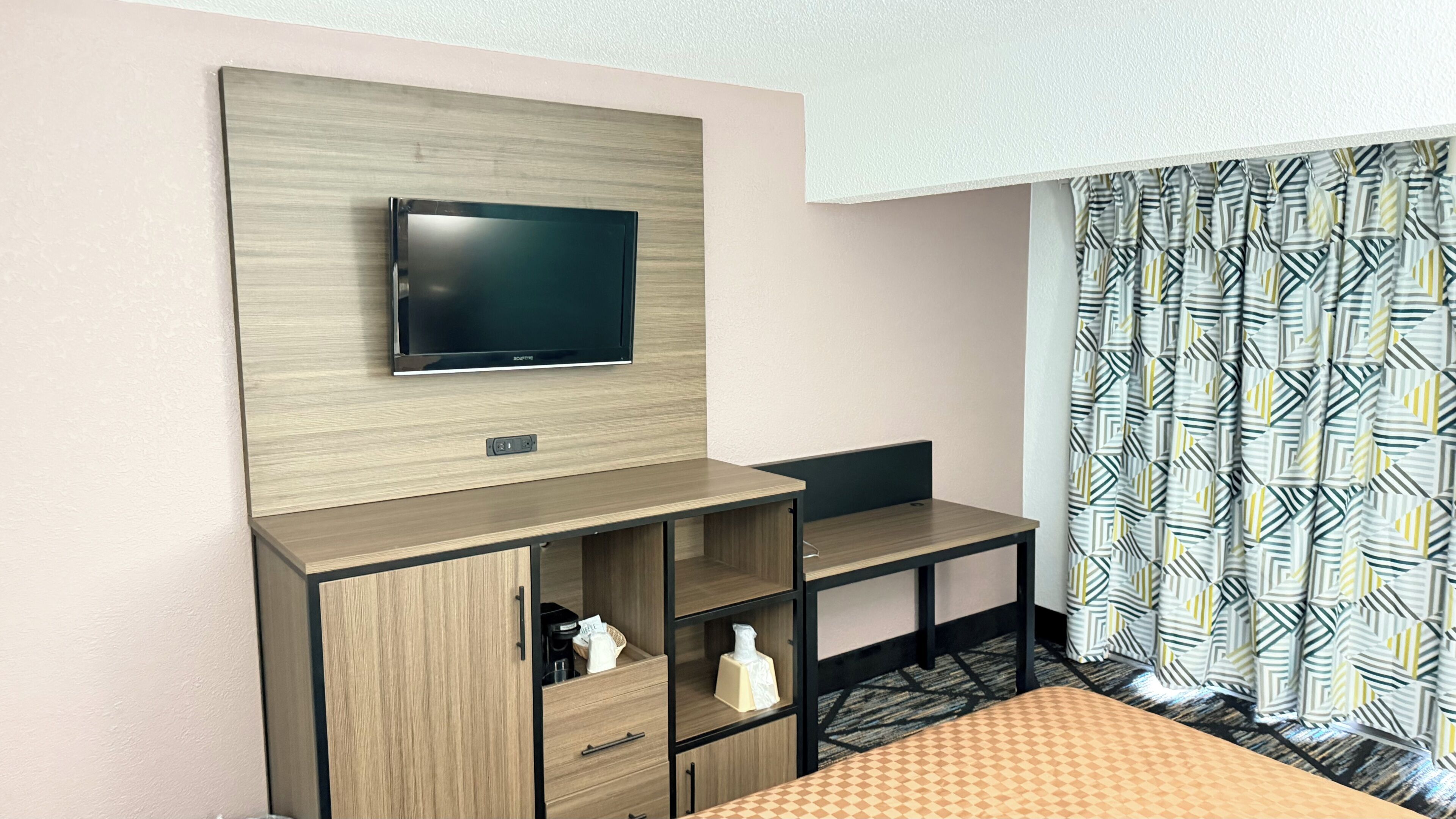 Iron/ironing board, free WiFi, bed sheets