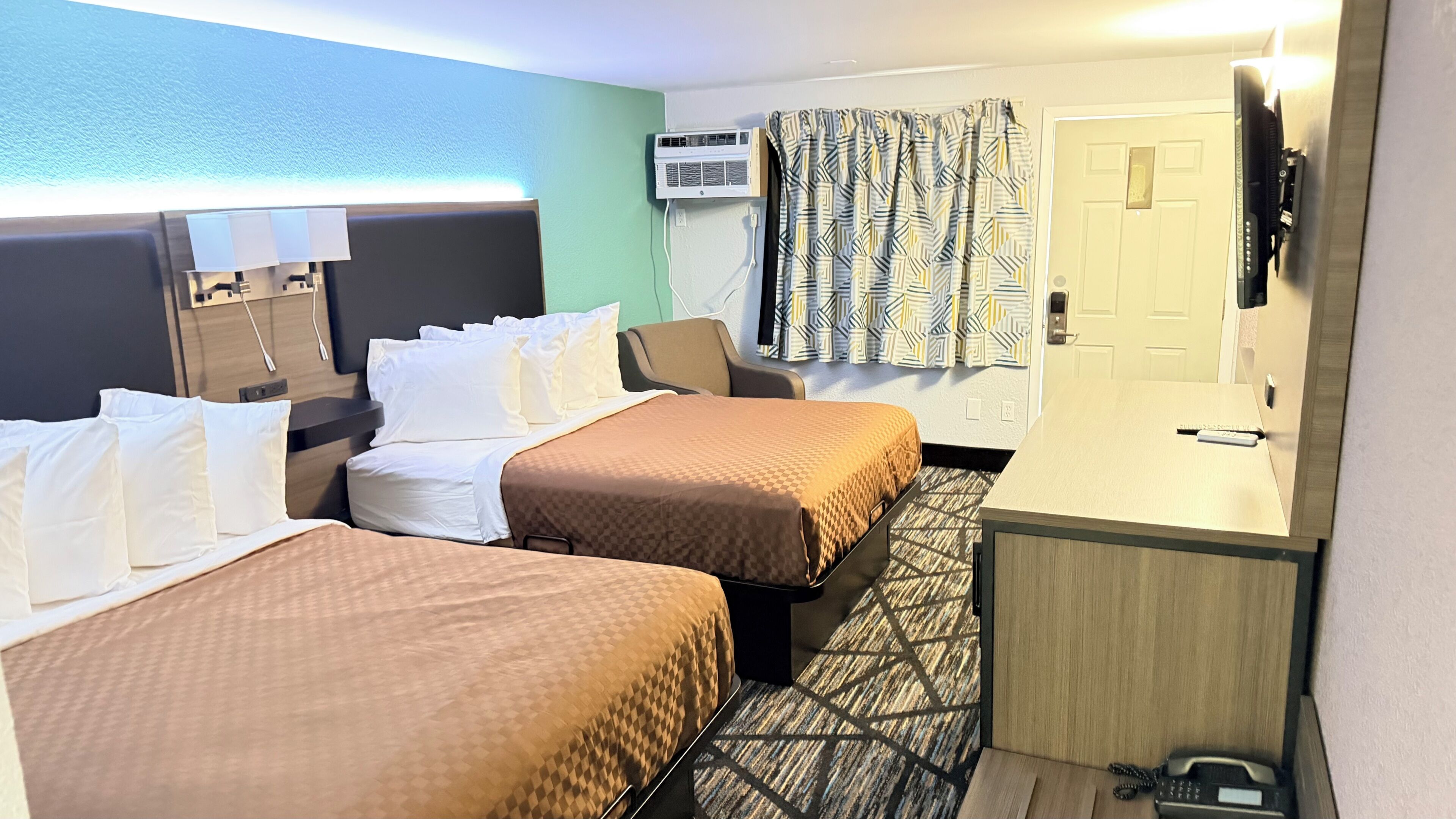Iron/ironing board, free WiFi, bed sheets