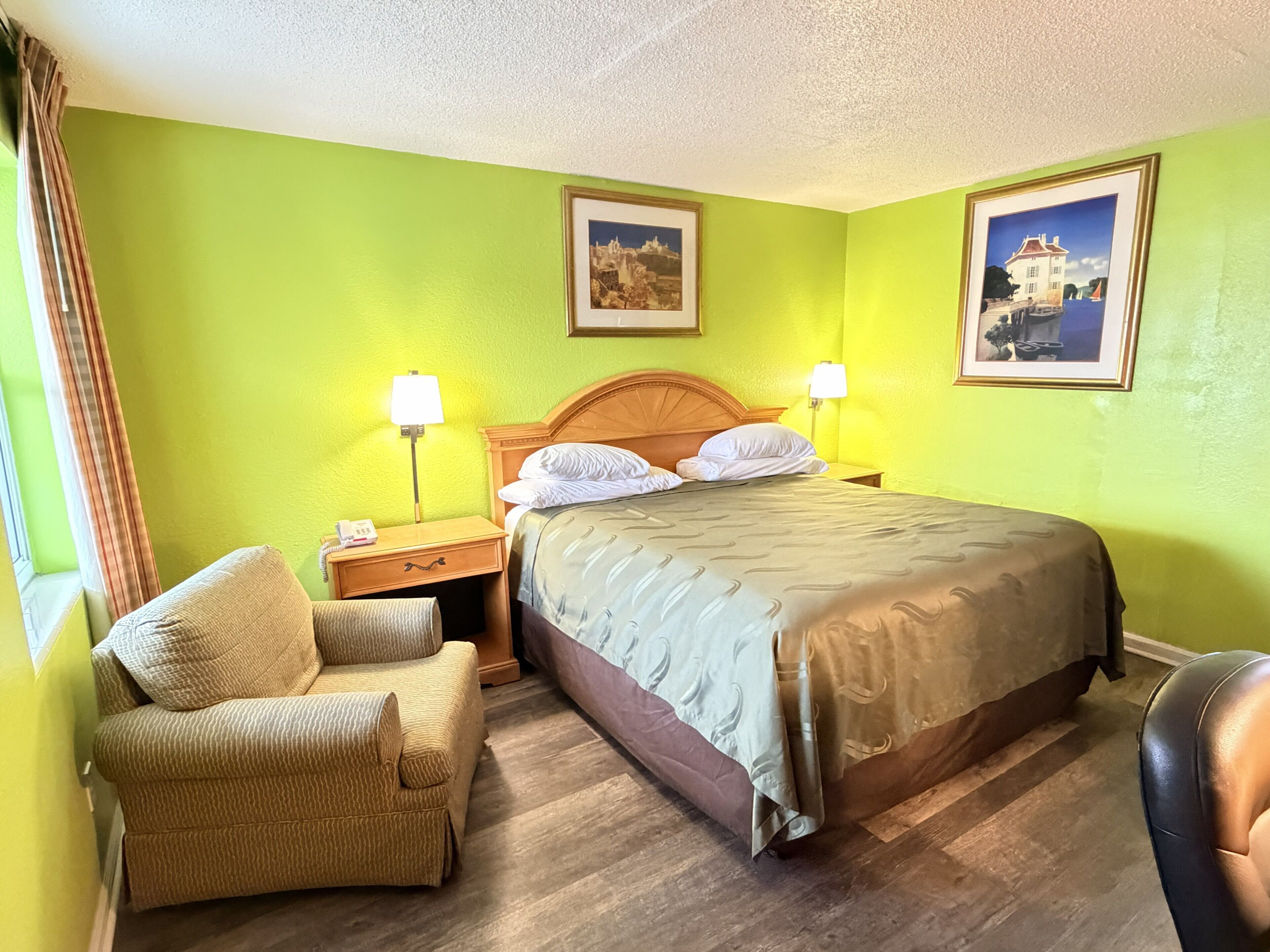 Standard Room,1 King Bed, Smoking | Desk, WiFi (free), bed sheets