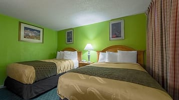 Escritorio, wifi gratis y ropa de cama