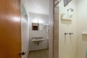 Ducha, secador de pelo y toallas