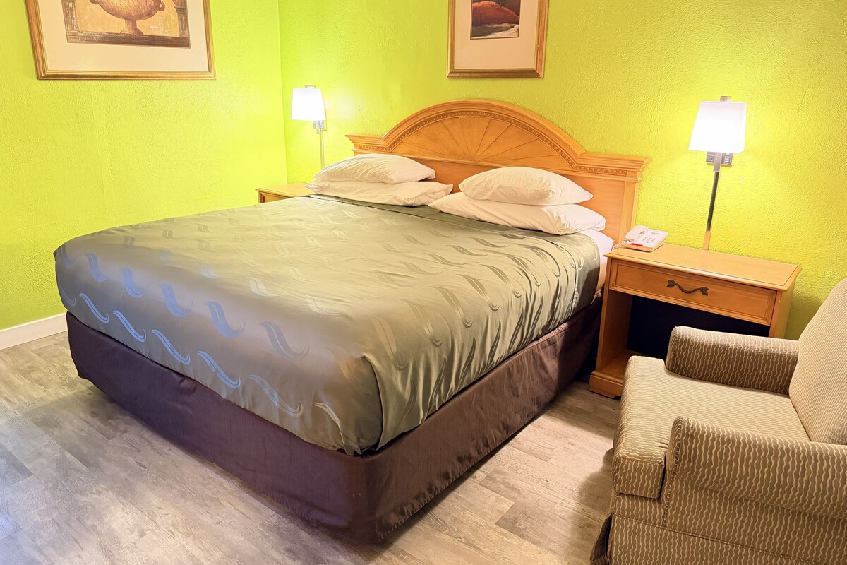 Chambre Standard, 1 très grand lit, non-fumeur | Bureau, accès au Wi-Fi (inclus), literie fournie