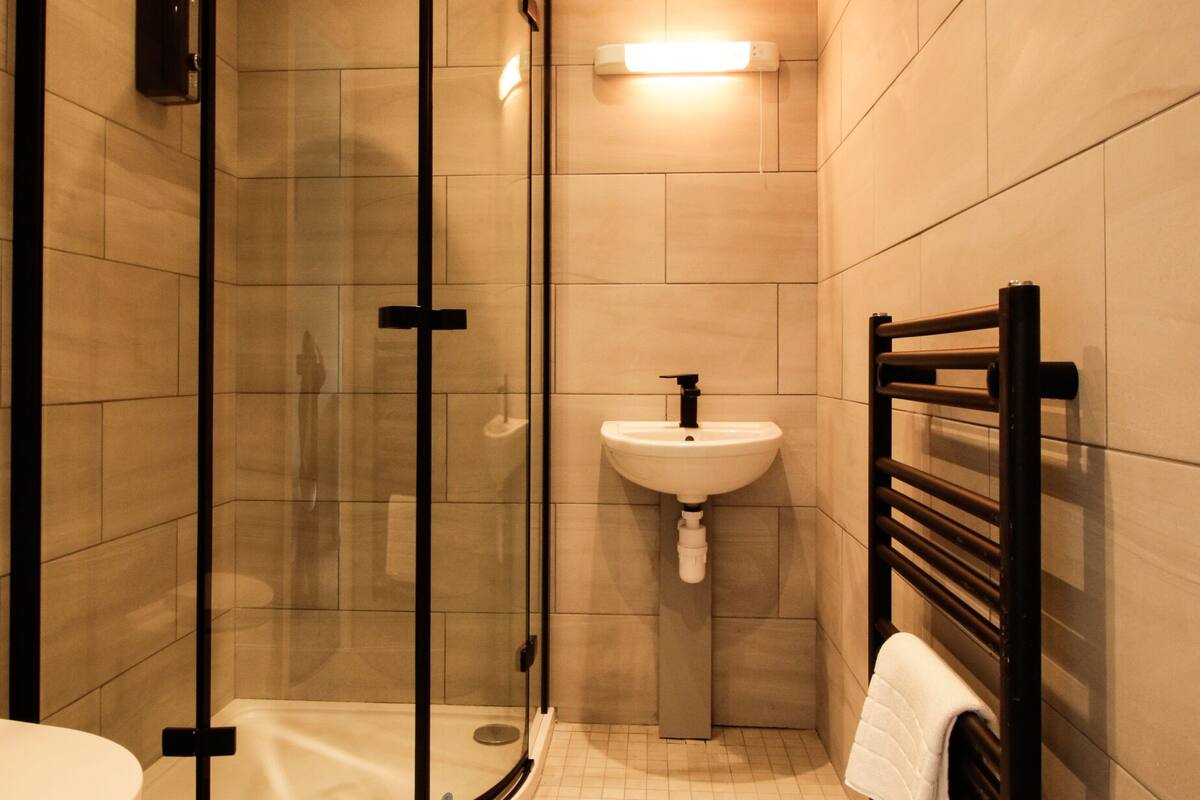 shower, free toiletries, towels