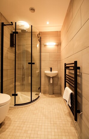 Shower, perlengkapan mandi gratis, dan handuk