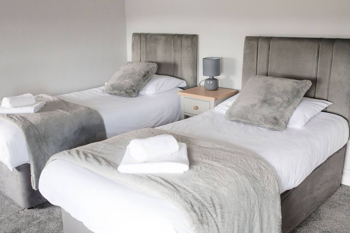 Desk, bed sheets